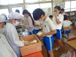 4年生給食の様子