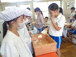 4年生給食の様子
