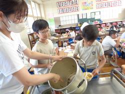 4年生給食の様子