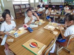 4年生給食の様子
