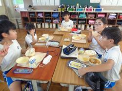 4年生給食の様子