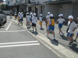 2年生町たんけんの様子