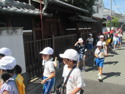2年生町たんけんの様子