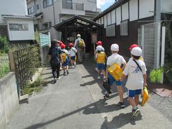 2年生町たんけんの様子