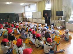 2年生町たんけんの様子