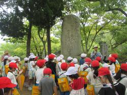 2年生町たんけんの様子