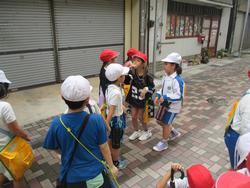 2年生町たんけんの様子