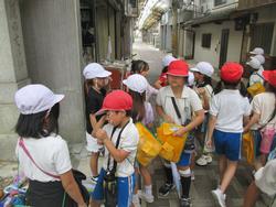 2年生町たんけんの様子