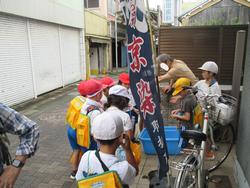 2年生町たんけんの様子