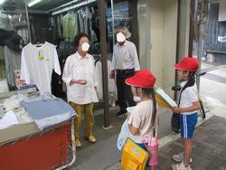 2年生町たんけんの様子