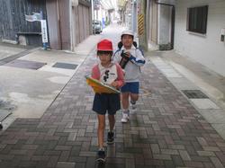 2年生町たんけんの様子