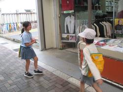 2年生町たんけんの様子