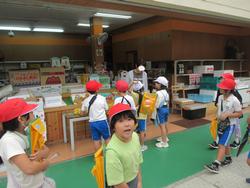 2年生町たんけんの様子