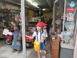 2年生町たんけんの様子
