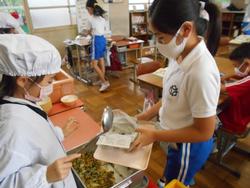 新聞紙食器で給食
