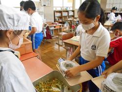 新聞紙食器で給食