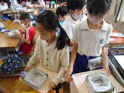 新聞紙食器で給食