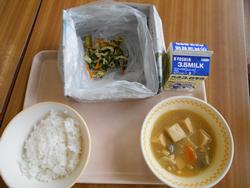 新聞紙食器で給食