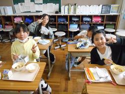 新聞紙食器で給食