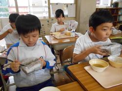 新聞紙食器で給食