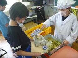 新聞紙食器で給食