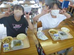 新聞紙食器で給食