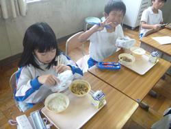 新聞紙食器で給食