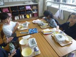 新聞紙食器で給食