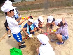 砂場で遊ぶ1年生