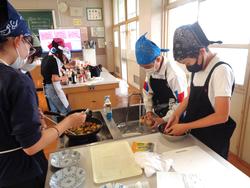 6年1組調理実習の様子