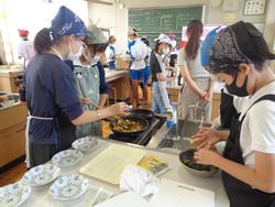 6年1組調理実習の様子
