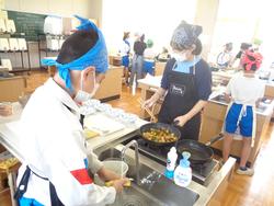6年1組調理実習の様子