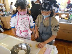 5年生家庭科の授業（調理実習）
