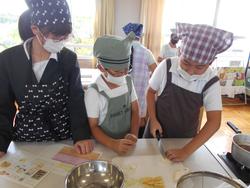5年生家庭科の授業（調理実習）