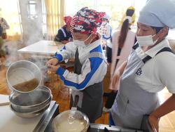 5年生家庭科の授業（調理実習）