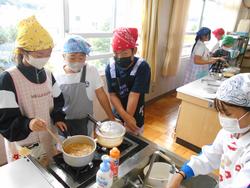 5年生家庭科の授業（調理実習）