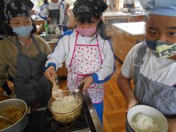 5年生家庭科の授業（調理実習）