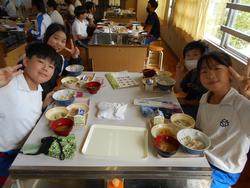 5年生家庭科の授業（調理実習）