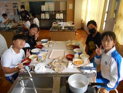 5年生家庭科の授業（調理実習）