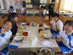 5年生家庭科の授業（調理実習）