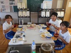 5年生家庭科の授業（調理実習）