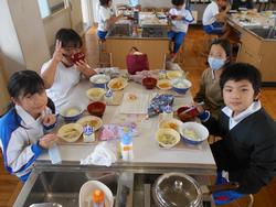 5年生家庭科の授業（調理実習）