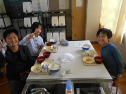 5年生家庭科の授業（調理実習）