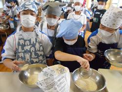 5年生家庭科の授業（調理実習）