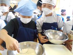 5年生家庭科の授業（調理実習）