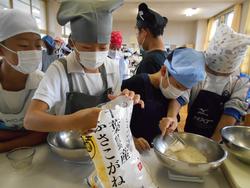 5年生家庭科の授業（調理実習）