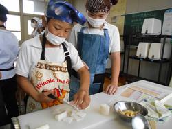 5年生家庭科の授業（調理実習）