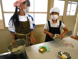 5年生家庭科の授業（調理実習）