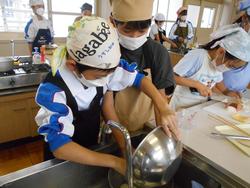 5年生家庭科の授業（調理実習）