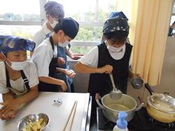 5年生家庭科の授業（調理実習）